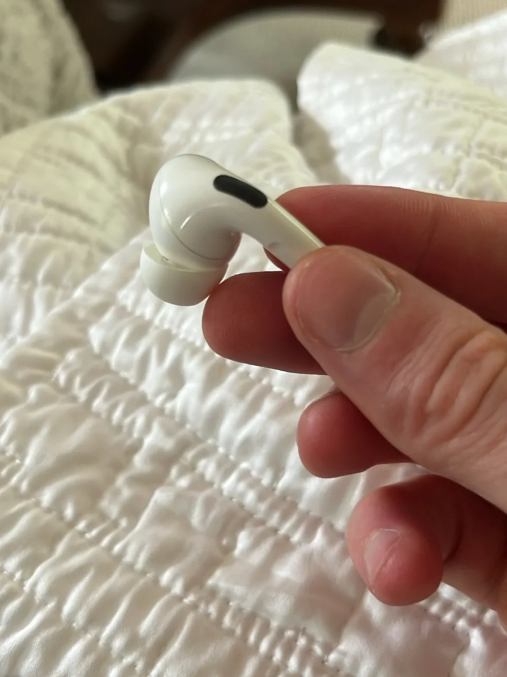 Apple White Wireless Earbuds with Charging Case (RIGHT AIRPOD DOES NOT WORK)
